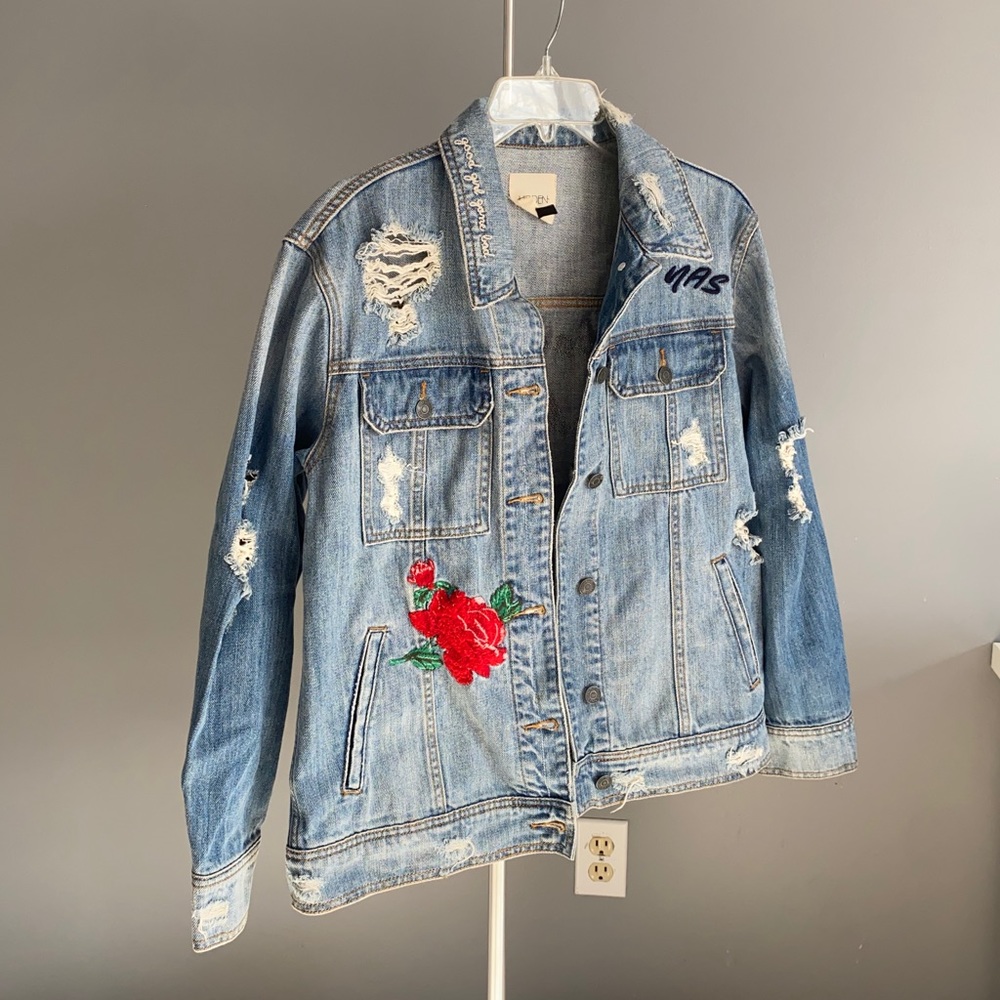 VINTAGE VIBE DISTRESSED DENIM JACKET